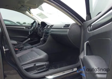 2018 Volkswagen Passat 2.0T R-Line/2.0T S z USA, uszkodzony, nr VIN 1VWAA7A30JC006753